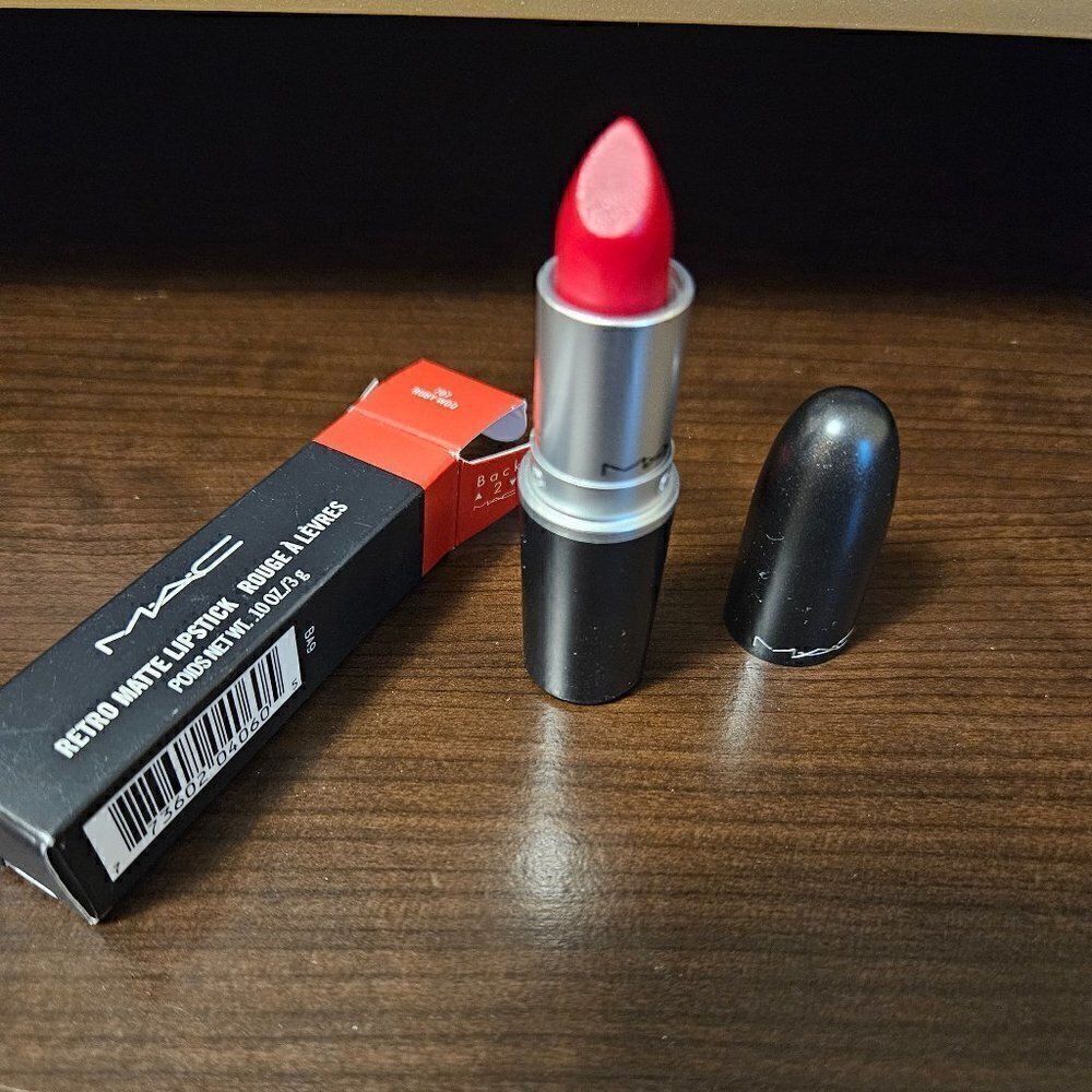 Mac Retro Matte Lipstick in Ruby Woo  707 (NIB)